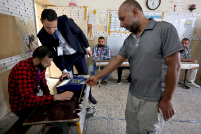Un iraquí votando en un centro de Bagdad. 