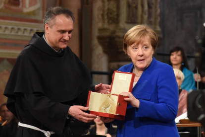 Merkel va rebre el llum a la basílica de Sant Francesc.
