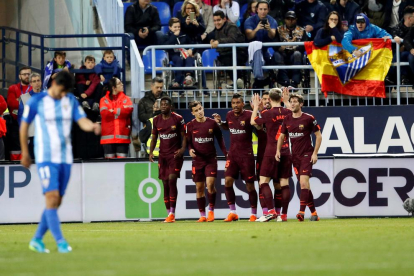 Jordi Alba y Umtiti felicitan a Luis Suárez para marcar el primer gol de la noche, el primero que le anota al conjunto malagueño.