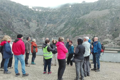 Els participants a la visita a la presa de Sallente.
