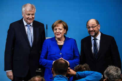 Angela Merkel, ahir, amb el líder de l’SPD, Martin Schulz (dreta), i el de la CSU, Horst Seehofer.
