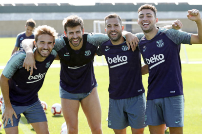 Samper, Piqué, Jordi Alba y Munir durante el entrenamiento de ayer en la Ciutat Esportiva.