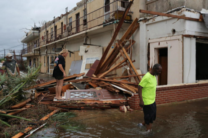Dos morts a Florida al pas del devastador huracà Michael