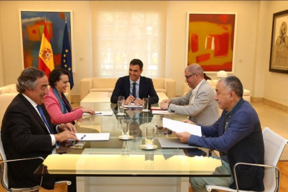 Sánchez presidió la reunión con la ministra, el presidente de la CEOE y los líderes de CCOO y UGT.