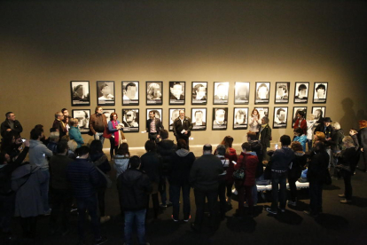 Visita ‘reivindicativa’ ahir al Museu de Lleida a l’exposició de fotos de l’artista Santiago Sierra.