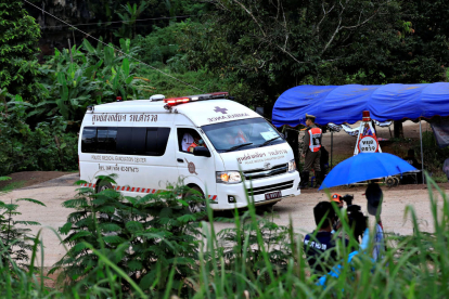 Una ambulancia sale del complejo de la cueva de Tham Luang, en Tailandia.