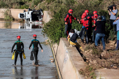 Los equipos de rescate de la Unidad Militar de Emergencias (UME) rastrean de “forma minuciosa” las zonas afectadas por las riadas.