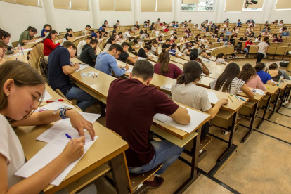 Alumnes durant un examen.