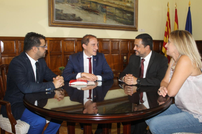Representantes de Asotrans se reunieron ayer con el subdelegado del Gobierno en Lleida. 