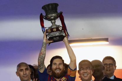 Leo Messi levantó su primer trofeo como capitán azulgrana.