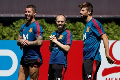 Sergio Ramos, Andrés Iniesta i Gerard Piqué, durant la sessió d’entrenament de la selecció.