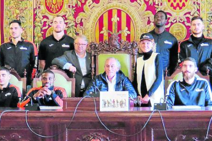 Jugadores, técnicos y directivos del Força Lleida visitaron ayer la Paeria y otros enclaves de la ciudad, como la Catedral y la Seu Vella.