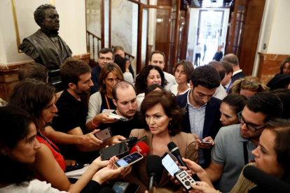 La vicepresidenta del Gobierno, Carmen Calvo, atiende a los medios.