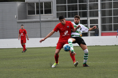 El capità de l’Alpicat perseguint un rival del Sants que porta la pilota, ahir durant el partit.