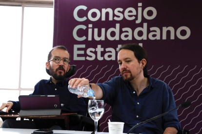 El líder de Podemos, Pablo Iglesias, con su número 2, Pablo Echenique, ayer, en Madrid.