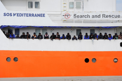 Immigrants rescatats al Mediterrani per l’embarcació ‘Aquarius’.
