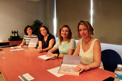 Un moment de la presentació de la guia d’assistència al part a casa, ahir a Lleida.