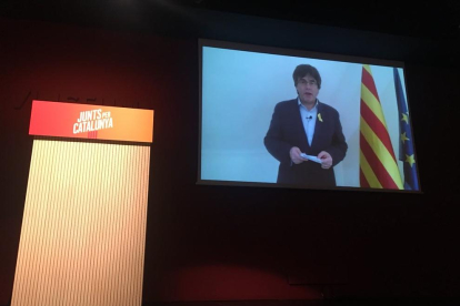Carles Puigdemont, durant la seua intervenció en una reunió de JxCat a Vilafranca del Penedès, ahir.