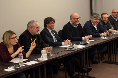 La reunió dels parlamentaris del grup de Junts per Catalunya amb Carles Puigdemont aquest dimecres a Brussel·les.