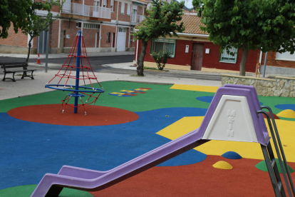 El nuevo parque infantil de la plaza A2 de Mequinensa.