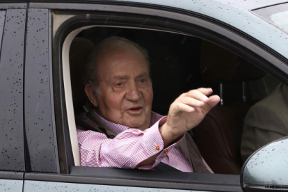 El rey emérito, ayer, saludó a los medios desde un coche a su salida de una clínica de Madrid. 