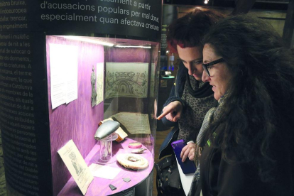Visitants observant objectes en l’exposició.