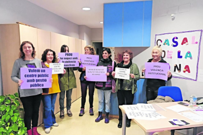 Dones Lleida ‘okupó’ el Casal de la Dona para reclamar un centro público de atención a mujeres.