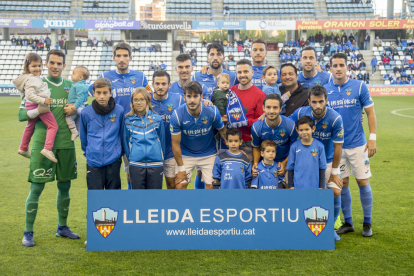 Els jugadors de l’onze inicial davant de l’Alcoià posen amb aficionats i nens abans del partit.