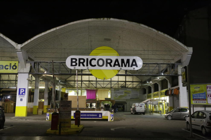 Bricorama està ubicat als antics tallers Rocafort.