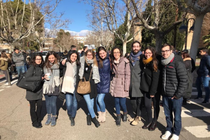 Un grupo de graduados de Medicina de la UdL, ayer poco antes del examen en Zaragoza.