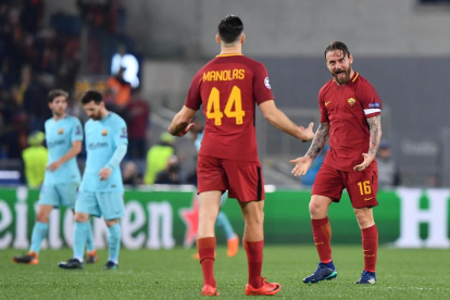 Gerard Piqué comete un claro penalti al agarrar a Edin Dzeko, una acción que permitió al capitán romano De Rossi marcar el 2-0 en la segunda mitad.