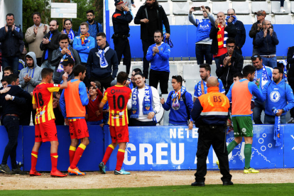 Los jugadores del Lleida fueron a saludar, al final del partido, a los aficionados que se habían desplazado hasta la Nova Creu Alta de Sabadell.
