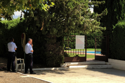 Agentes de los Mossos custodiando el jueves la entrada a la piscina del Club Tennis Borges. 