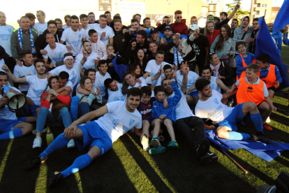 Los jugadores del Mollerussa y algunos aficionados celebran la victoria y el ascenso a Primera Catalana tras finalizar el partido contra el Solsona.