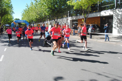 Un grup de participants durant els primers metres de la carrera.