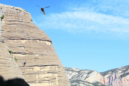 L’helicòpter carregant la xarxa amb les rentadores que va retirar el passat 3 d’octubre a Peramola.