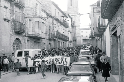 Va portar el taüt de la víctima - Francesc Xavier Jové Mora, al centre en la imatge, portant el taüt de la víctima. Dies després va confessar l’assassinat.