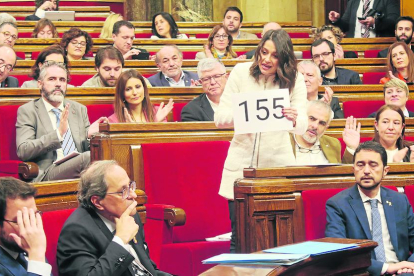 Inés Arrimadas, ayer en el Parlament, mientras sostenía el cartel con el 155 inscrito.