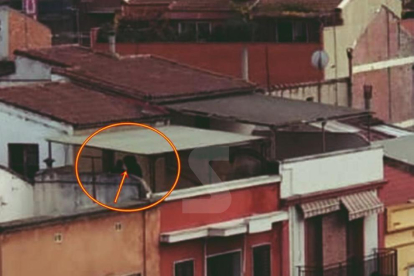 Imagen de los sospechosos en una terraza.