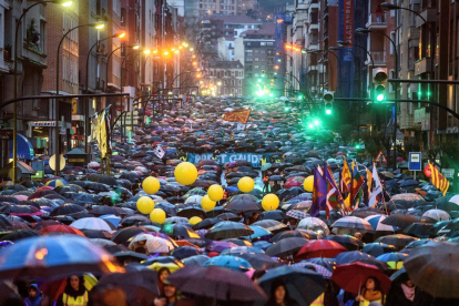Un mar de paraigües ahir a la manifestació al centre de Bilbao.