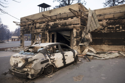 Imagen de los restos de una vivienda arrasada por las llamas.