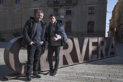 Mick Doohan i Marc Màrquez van passejar per la plaça de la Universitat i van visitar el museu dedicat a la trajectòria del pilot lleidatà.