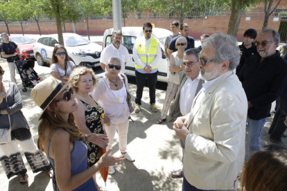 Visita de obras  -  Ros y Larrosa inauguraron ayer la prolongación de Victòria Kent, en el tramo situado entre las calles Val d’Aran y del Roure. Se ha construido acera verde de 12,5 metros de ancho, se han reordenado las plazas de párking, se ...