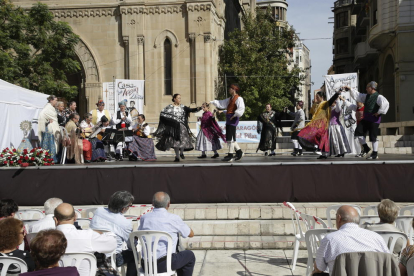 Un moment del Festival de Jotes, que va haver de celebrar-se sense equip de so, ahir a la plaça Sant Joan.