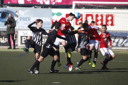 Una acció del partit entre el Jàbac de Terrassa i el Nàstic de Tarragona, que va finalitzar 0-0.
