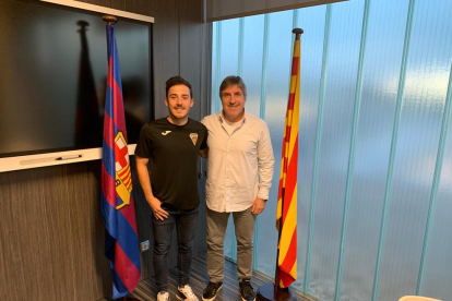 Roger Canadell junto a Jordi Roura, secretario técnico del fútbol formativo amateur del FC Barcelona.