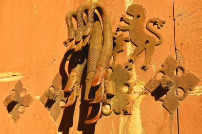 A Albarrasí (Terol) encara pot admirar-se aquest impressionant picaporta conegut com a mà de Fàtima.
