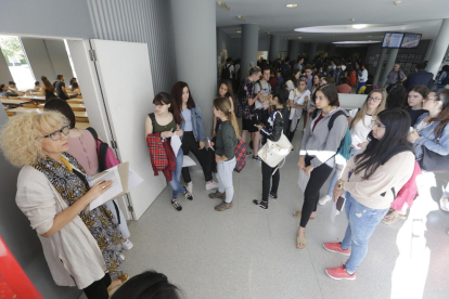Alumnes entrant en una de les aules per a la primera prova, ahir al campus de Cappont.