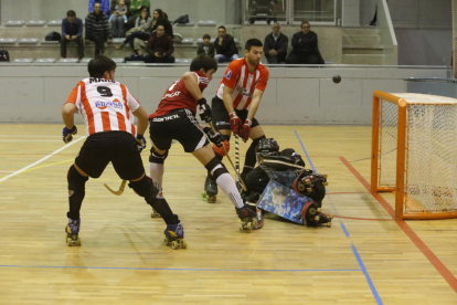 Un jugador de l’Alpicat intenta marcar un gol davant l’oposició del porter rival.