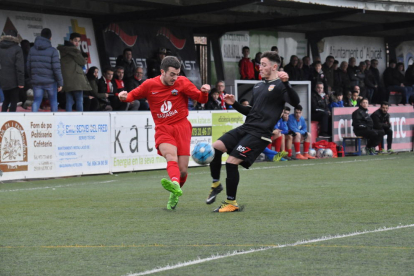 El capità de l’Alpicat controla la pilota davant la pressió d’un jugador de l’Andorra en el partit d’ahir.